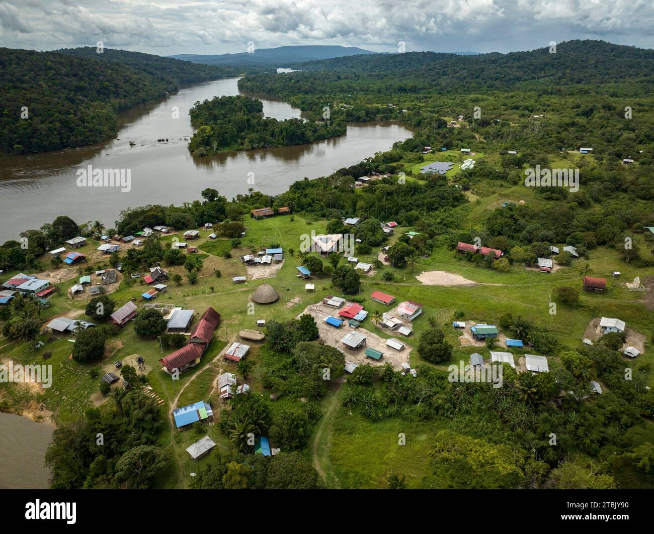 © Florian Launette & Mégane Chêne/MAXPPP - Talhuwen 07/12/2023 Guyane- Forêt Amazonienne. Illustrazione rivière Amazonie Illustration sur Talhuwen, également orthographié comme Taluwen, Taluhen ou Taluen, est un Village Wayana situé sur la rivière Lawa en Guyane. La Guyane est une collectivité territoriale unique French située en Amérique du Sud, limitrophe du Brésil au sud-est et au sud et du Suriname à l'ouest. Elle est la seule collectivité franaise d'outre-mer de nature continentale. SES compétences, identiques aux autres régions et départements de France, sont regroupées depuis 2 Foto Stock