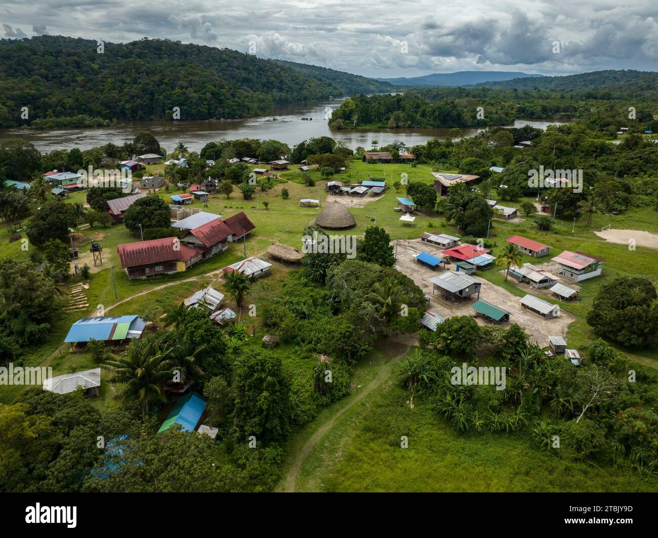 © Florian Launette & Mégane Chêne/MAXPPP - Talhuwen 07/12/2023 Guyane- Forêt Amazonienne. Illustrazione rivière Amazonie Illustration sur Talhuwen, également orthographié comme Taluwen, Taluhen ou Taluen, est un Village Wayana situé sur la rivière Lawa en Guyane. La Guyane est une collectivité territoriale unique French située en Amérique du Sud, limitrophe du Brésil au sud-est et au sud et du Suriname à l'ouest. Elle est la seule collectivité franaise d'outre-mer de nature continentale. SES compétences, identiques aux autres régions et départements de France, sont regroupées depuis 2 Foto Stock