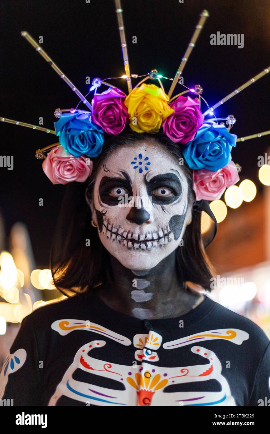 Messico, Isla Mujures, Un ritratto di una donna vestita in costume da scheletro per celebrare il giorno dei morti, noto anche come dia de los Muertos Foto Stock