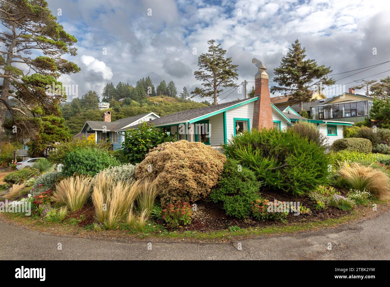 Giardini, piante e case vacanze costiere nella piccola città di Neskowin, Oregon, lungo le rive dell'Oceano Pacifico, Stati Uniti Foto Stock