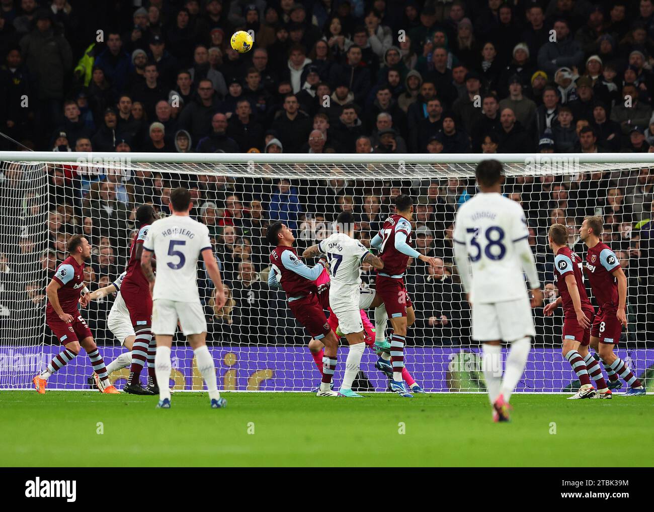 Tottenham Hotspur Stadium, Londra, Regno Unito. 7 dicembre 2023. Premier League Football, Tottenham Hotspur contro West Ham United; Cristian Romero del Tottenham Hotspur dirige la palla per segnare il primo gol dei suoi lati all'11° minuto per ottenere 1-0 crediti: Action Plus Sports/Alamy Live News Foto Stock