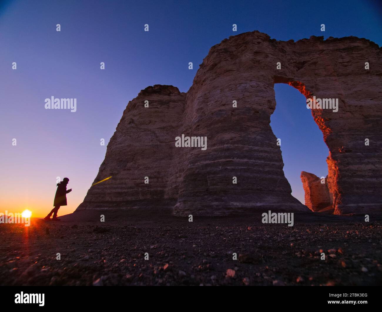 persona che visita le rocce del monumento delle piramidi di gesso nella contea di gove, kansas Foto Stock