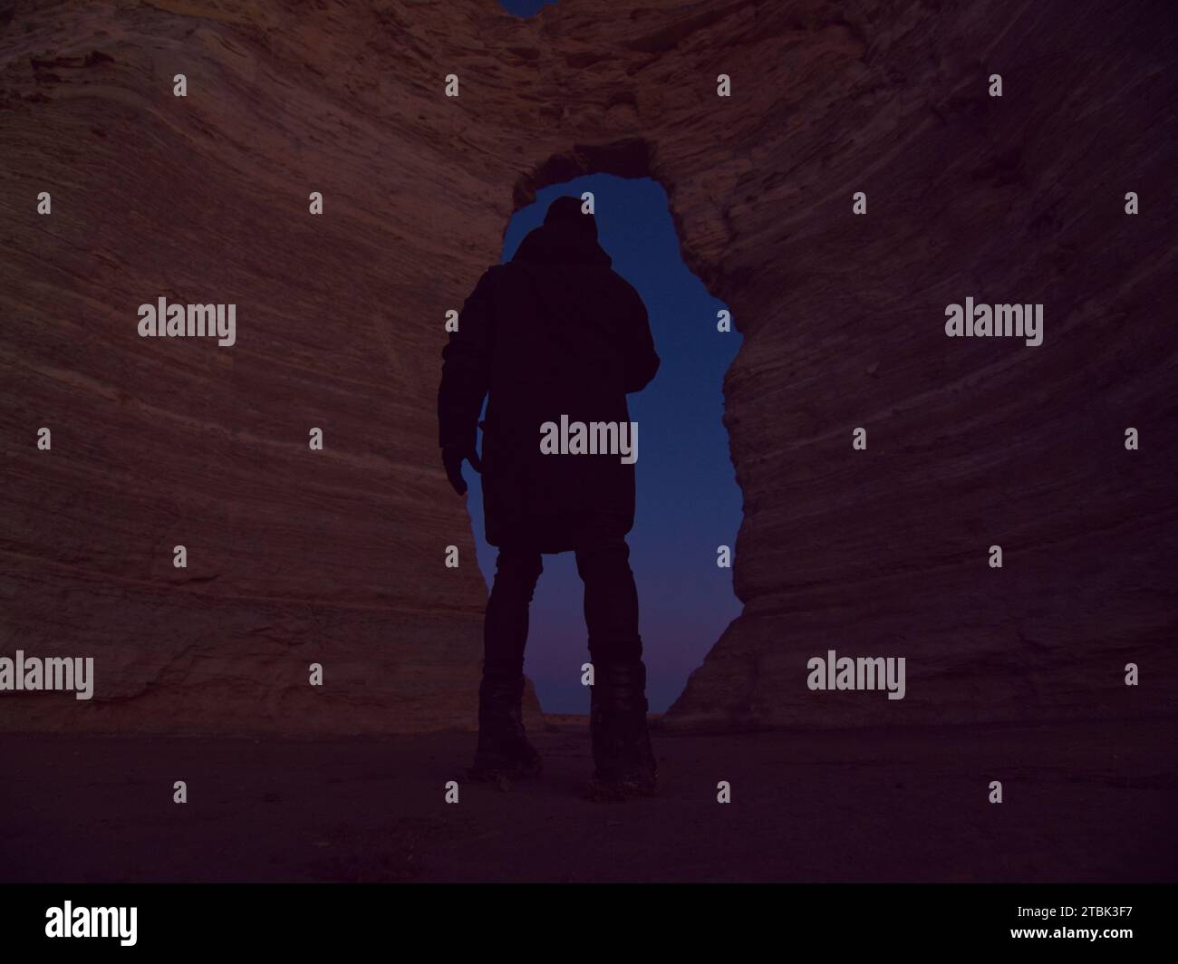 persona che visita le rocce del monumento delle piramidi di gesso nella contea di gove, kansas Foto Stock