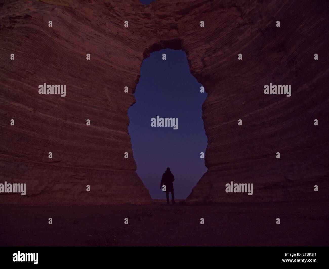 persona che visita le rocce del monumento delle piramidi di gesso nella contea di gove, kansas Foto Stock