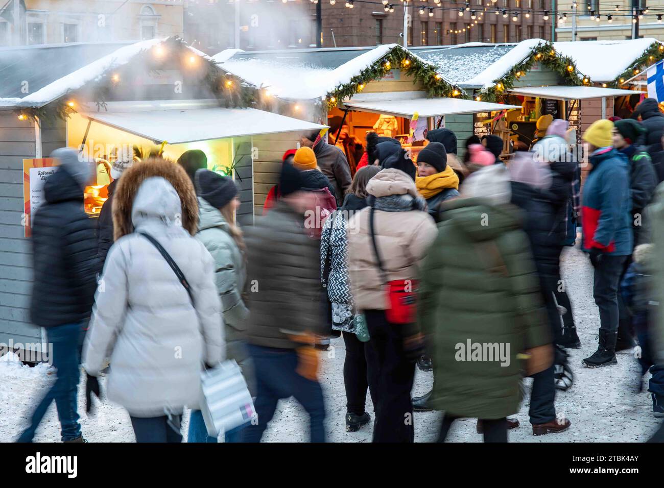 Mozioni sfocate delle persone al Tuomaan markkinat o al mercato di Natale di Helsinki in Piazza del Senato a Helsinki, Finlandia Foto Stock