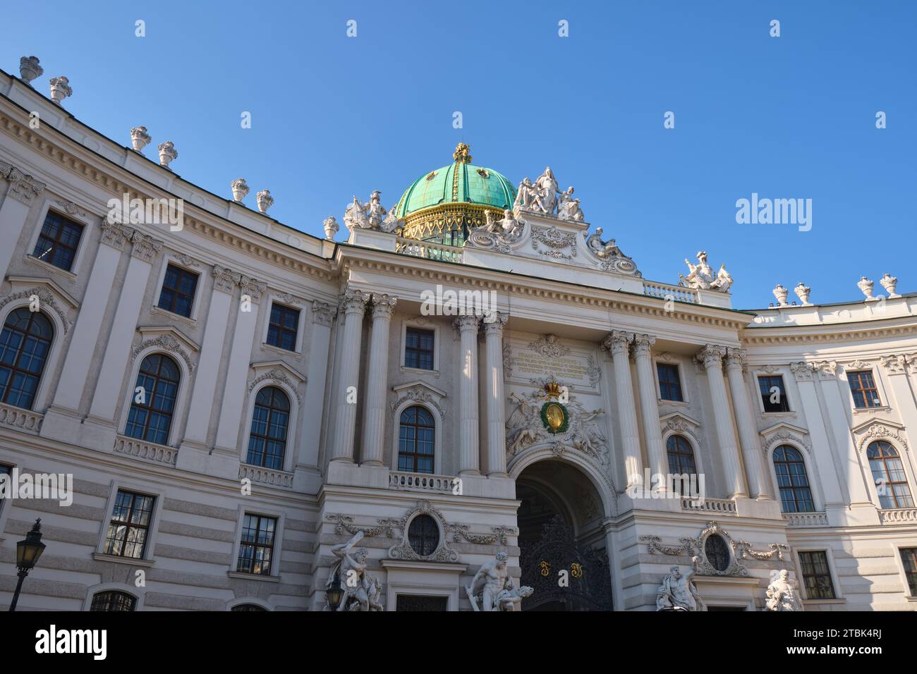 Facciata del complesso Hofburg con cupola, in Michaelerplatz, una grande piazza nel centro della città di Vienna. Wien, Austria - 26 settembre 2023. Foto Stock