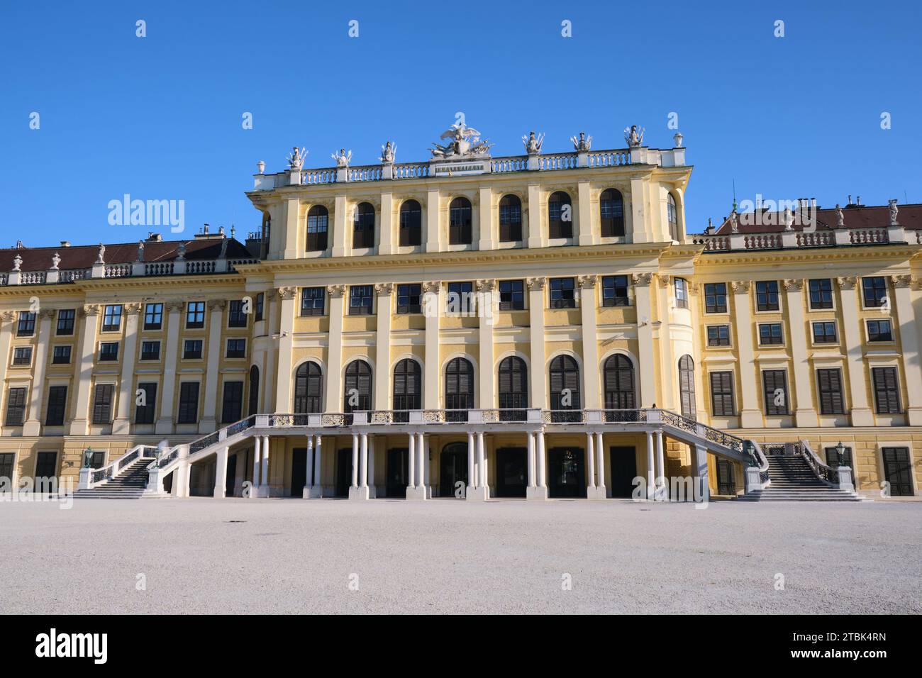 Facciata posteriore del palazzo Schonbrunn con i visitatori, in una giornata blu. Attrazione, turismo. Vienna, Austria - 28 settembre 2023. Foto Stock