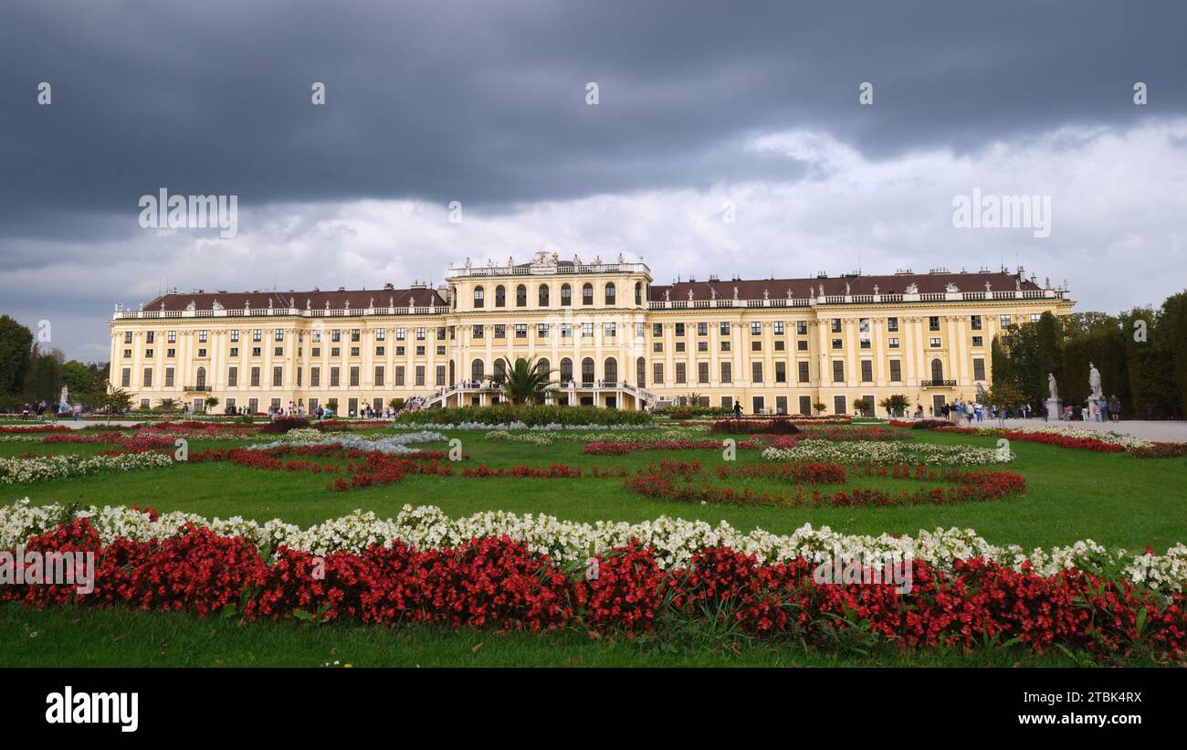 Edificio del palazzo Schonbrunn e giardini, con nuvole di tempeste su questo simbolo della capitale austriaca. Vienna, Austria - 30 settembre 2023. Foto Stock