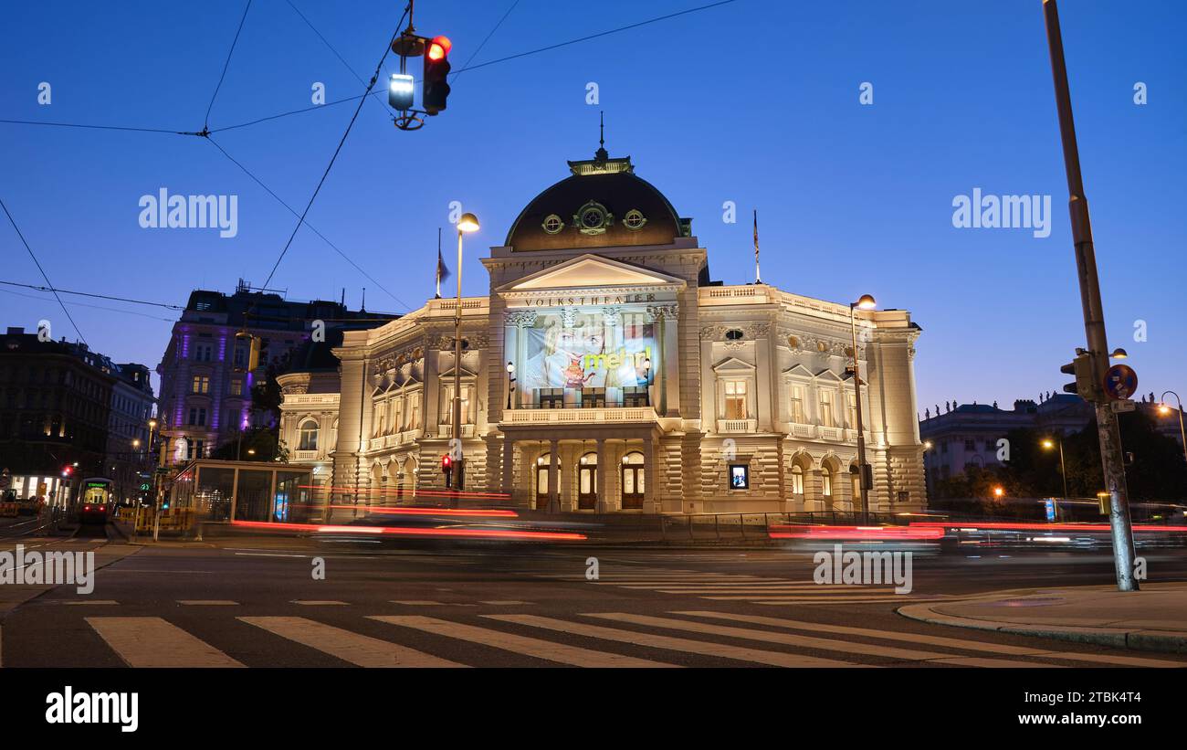 La facciata esterna del Teatro Volkstheater di Vienna (People Theatre) di questo punto di riferimento all'ora blu. Vienna, Austria - 26 settembre 2023. Foto Stock