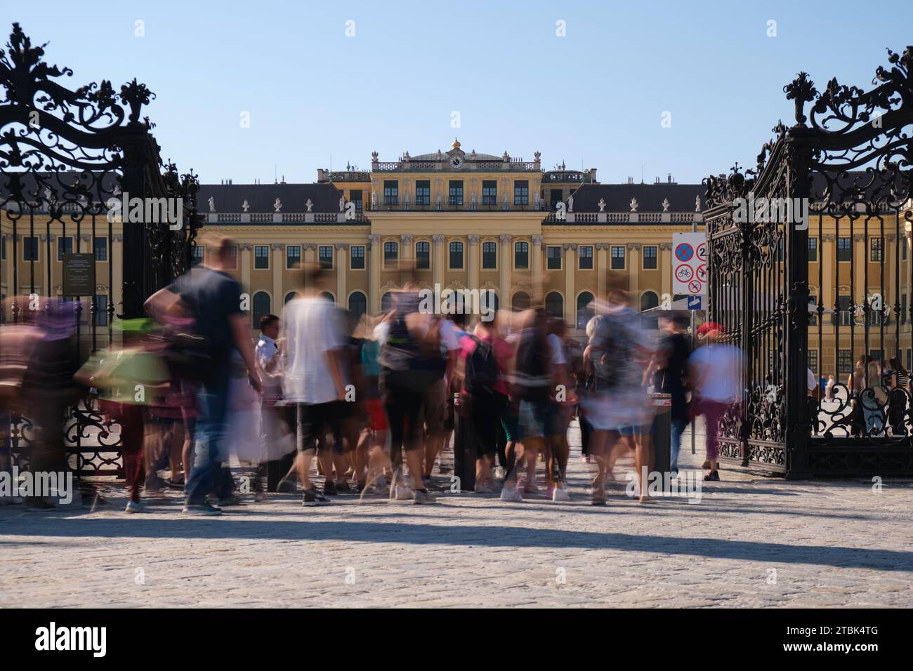 Folla di persone alla porta del palazzo di Schonbrunn durante il giorno. Visitatori, turisti. Vienna, Austria - 28 settembre 2023. Foto Stock