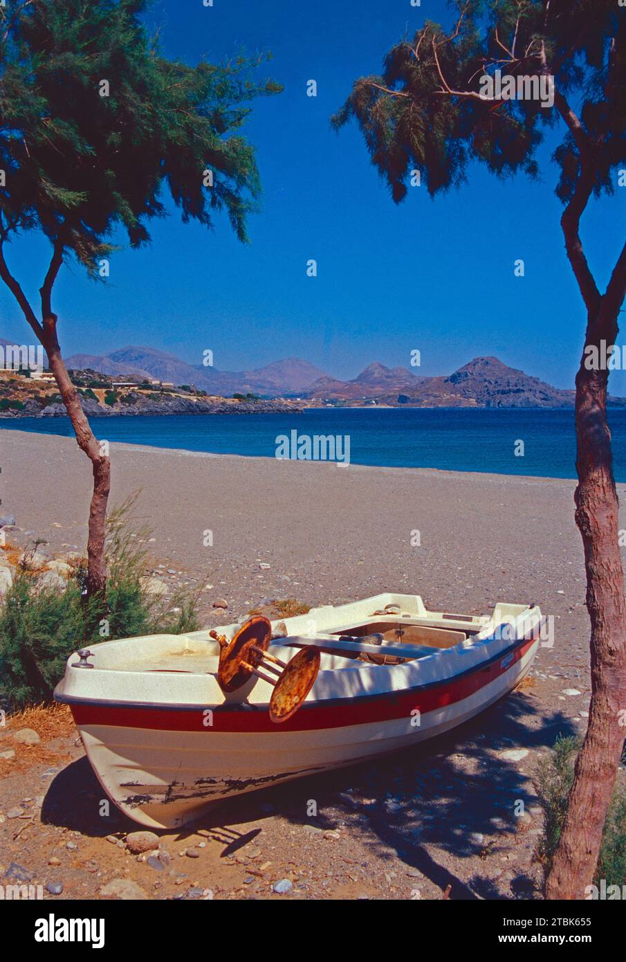 Barca greca sulla spiaggia di Grted Foto Stock