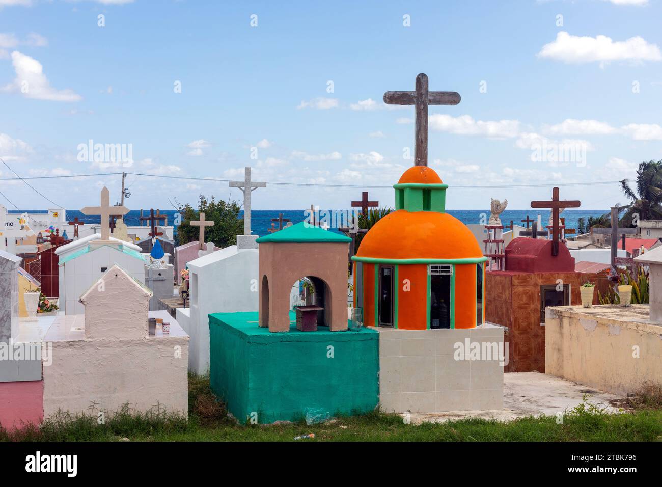 Messico, Isla Mujeres, il cimitero principale delle isole con vari stili colorati di lapidi Foto Stock