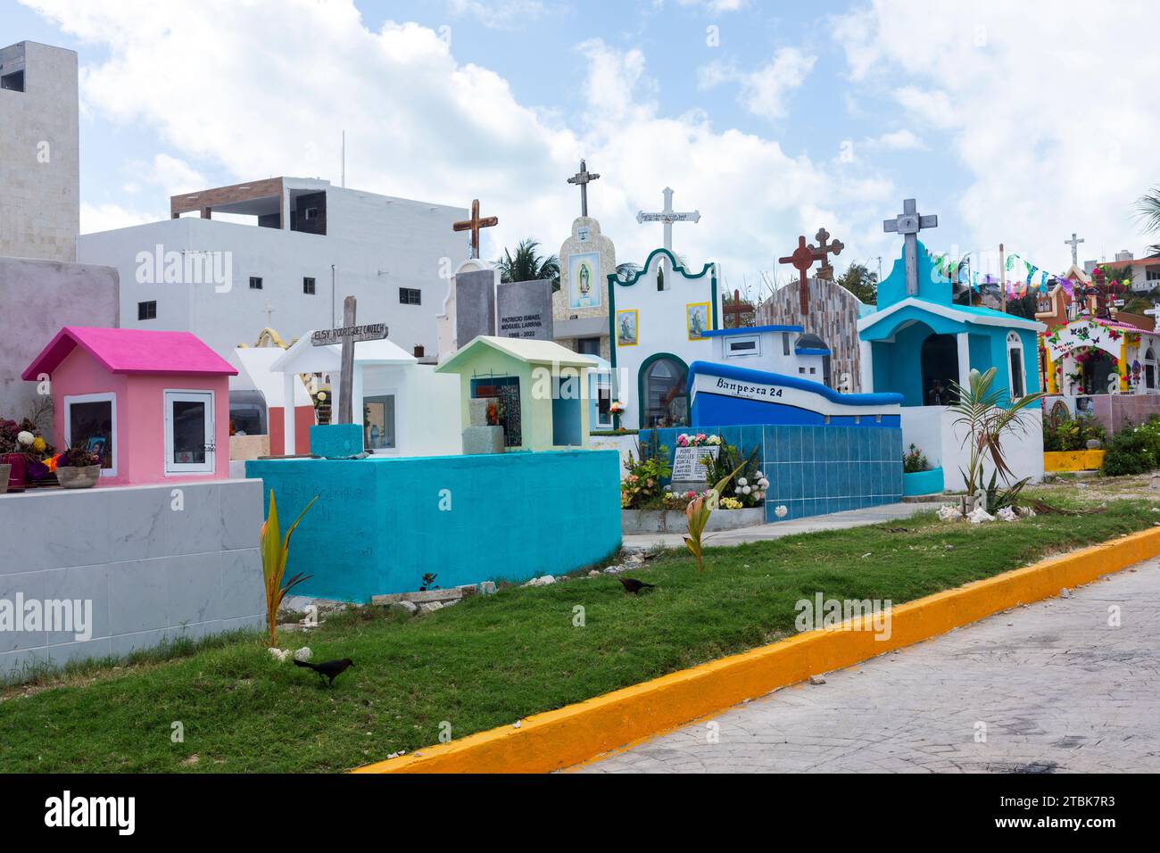 Messico, Isla Mujeres, il cimitero principale delle isole con vari stili colorati di lapidi Foto Stock