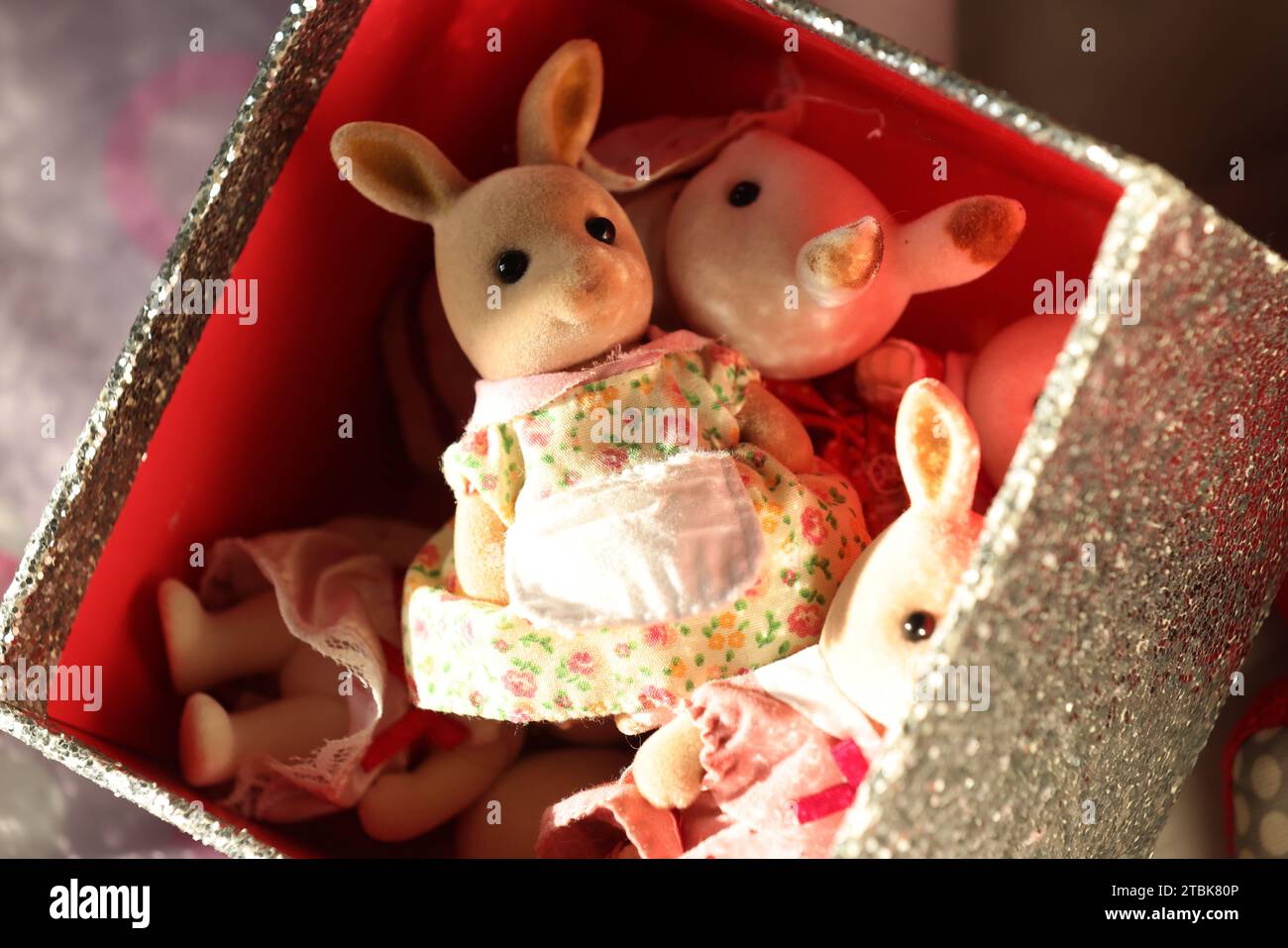 Una collezione di famiglie Sylvanian nella camera da letto di un bambino nel Sussex, Regno Unito. Foto Stock