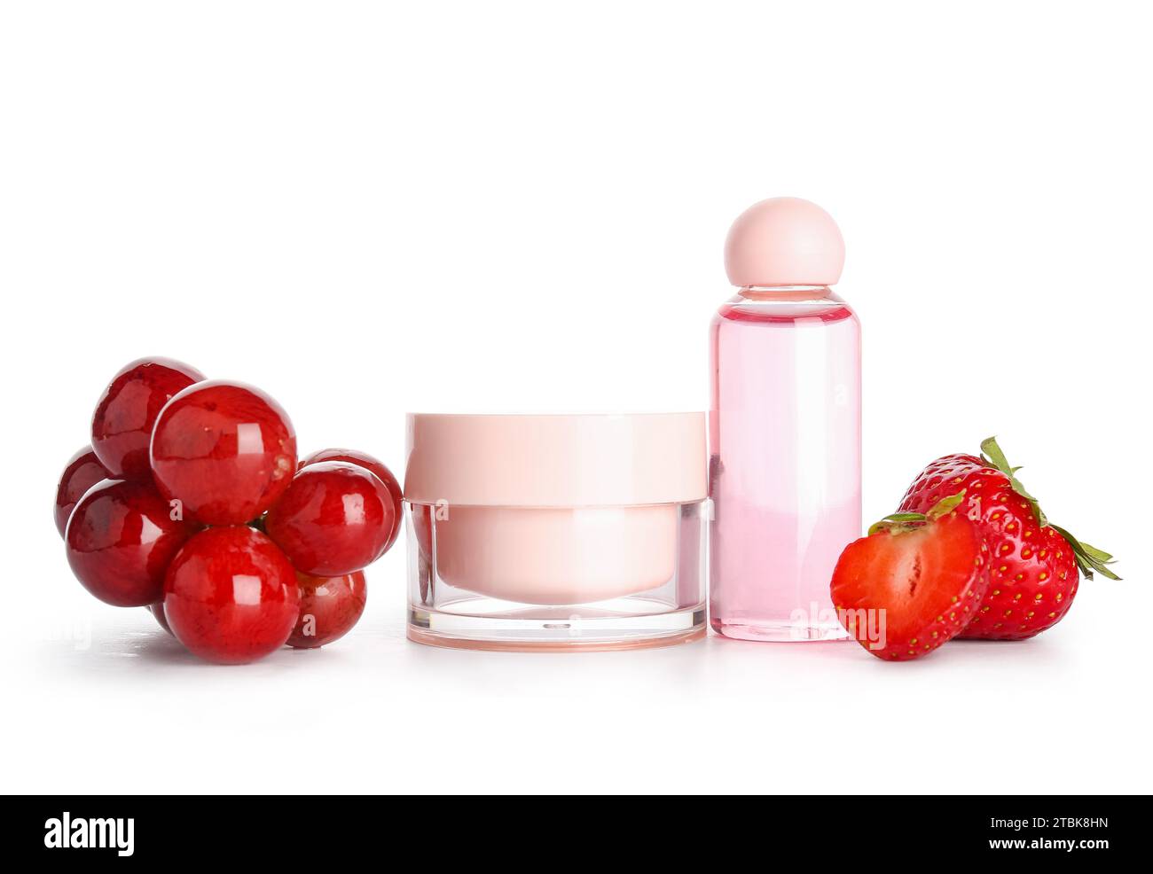 Prodotti cosmetici, uva e fragola su fondo bianco Foto Stock
