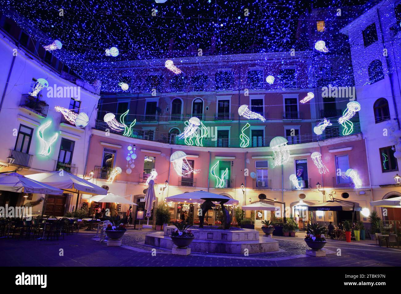 Una piazza storica con un mare pieno di meduse. Dal 24 novembre a Salerno è possibile visitare le cosiddette "luci d'artista". Tutte le strade della città vecchia e molte aree del centro città sono illuminate da splendidi disegni colorati. Ogni giorno, a partire dalle 17:00, le luci si accendono e creano un'atmosfera magica e suggestiva. Le installazioni di illuminazione sono create da artisti di fama internazionale e sono un mix di creatività, innovazione e tradizione. (Foto di Pasquale Senatore/Pacific Press) Foto Stock