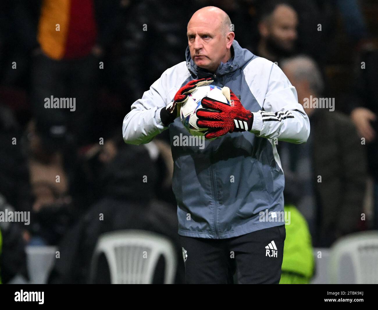 ISTANBUL - l'allenatore del portiere del Manchester United FC Richard Hartis durante la partita di UEFA Champions League Group A tra Galatasaray SK e Manchester United FC presso lo stadio Ali Sami Yen Spor Kompleksi il 29 novembre a Istanbul, Turchia. ANP | Hollandse Hoogte | GERRIT VAN COLOGNE Foto Stock