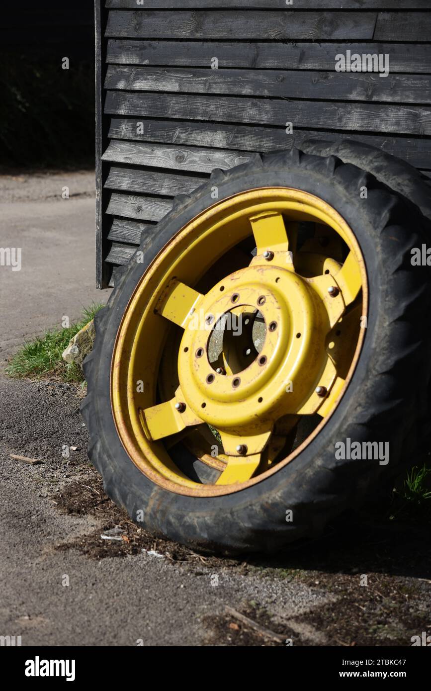 Ruota motrice raffigurata in un'azienda agricola a Chichester, West Sussex, Regno Unito. Foto Stock