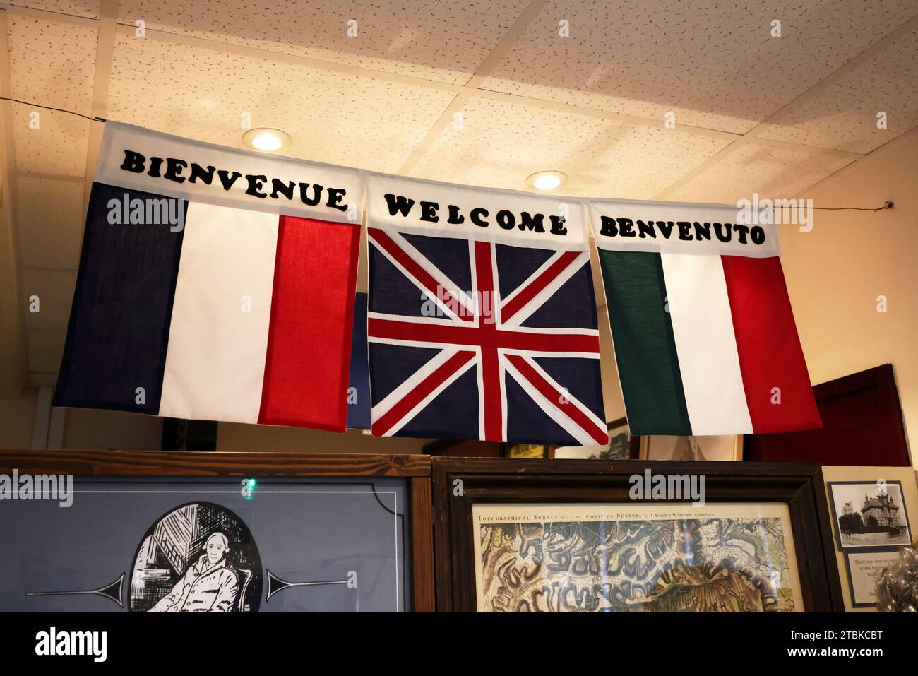 Bandiere di benvenuto provenienti da Francia, Gran Bretagna e Italia raffigurate al Bognor Regis Museum, West Sussex UK. Foto Stock
