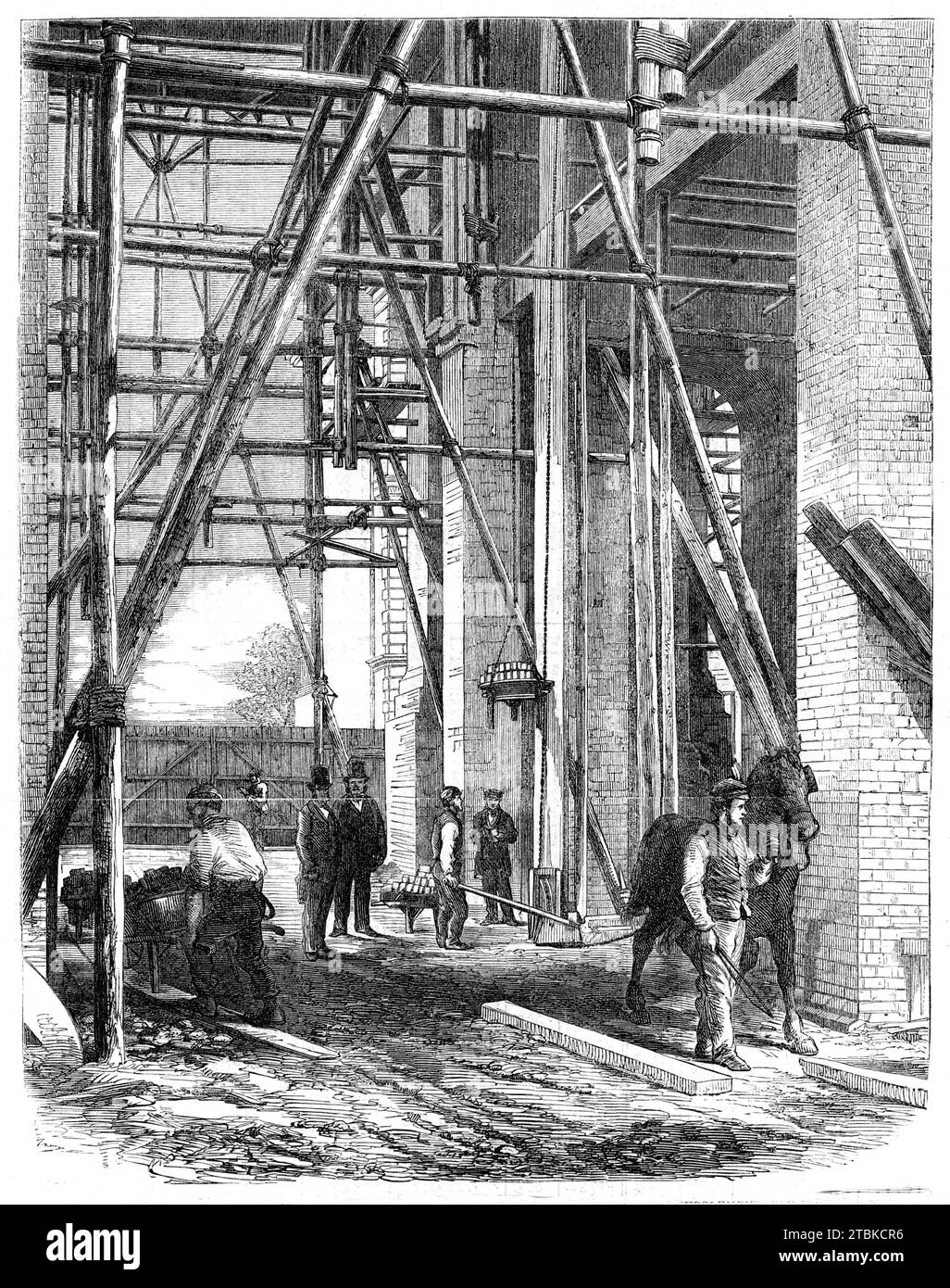 Progress of the Great Exhibition building: Hoisting Apparatus, 1861. L'esposizione internazionale del 1862, o grande esposizione di Londra, è stata una fiera mondiale tenutasi dal 1 maggio al 1 novembre 1862, accanto ai giardini della Royal Horticultural Society, South Kensington, Londra, in un sito che oggi ospita musei tra cui il Museo di storia naturale e il Museo della Scienza. Da "Illustrated London News", 1861. Foto Stock