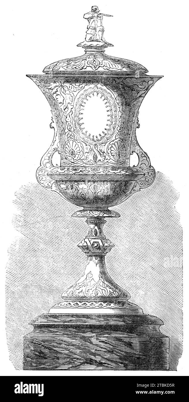 Challenge Cup presentata dal Principe di Galles al Cambridge University Rifle Corps, 1861. "Il principe di Galles ha recentemente aperto il nuovo campo di pratica per il Cambridge University Rifle Corps, di cui è colonnello onorario, e allo stesso tempo sua altezza reale ha presentato una coppa d'argento per essere gareggiato dal corpo. Alla conclusione della cerimonia l'ex campione, il signor Ross, è stato chiamato dalle file per provare alcuni colpi ai nuovi bersagli elettrici presentati, a nome delle signore di Cambridge, dall'onorevole signora Neville, moglie del Vice-Cancelliere, quando ha fatto cinque colpi a 800 yar Foto Stock