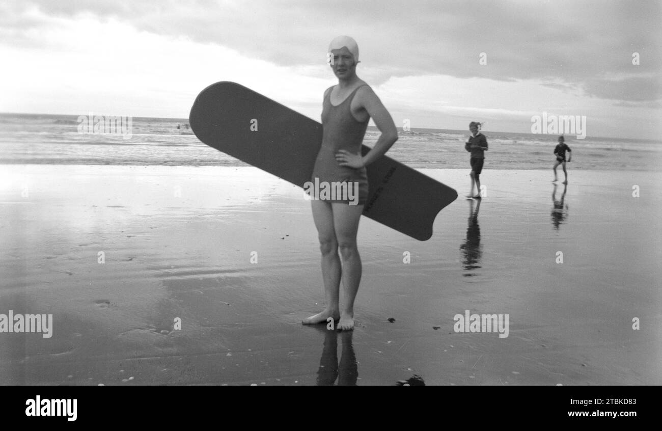 Donna con tavola da surf, 01 gennaio 1937, Wellington, di Leslie Adkin. ' Foto Stock