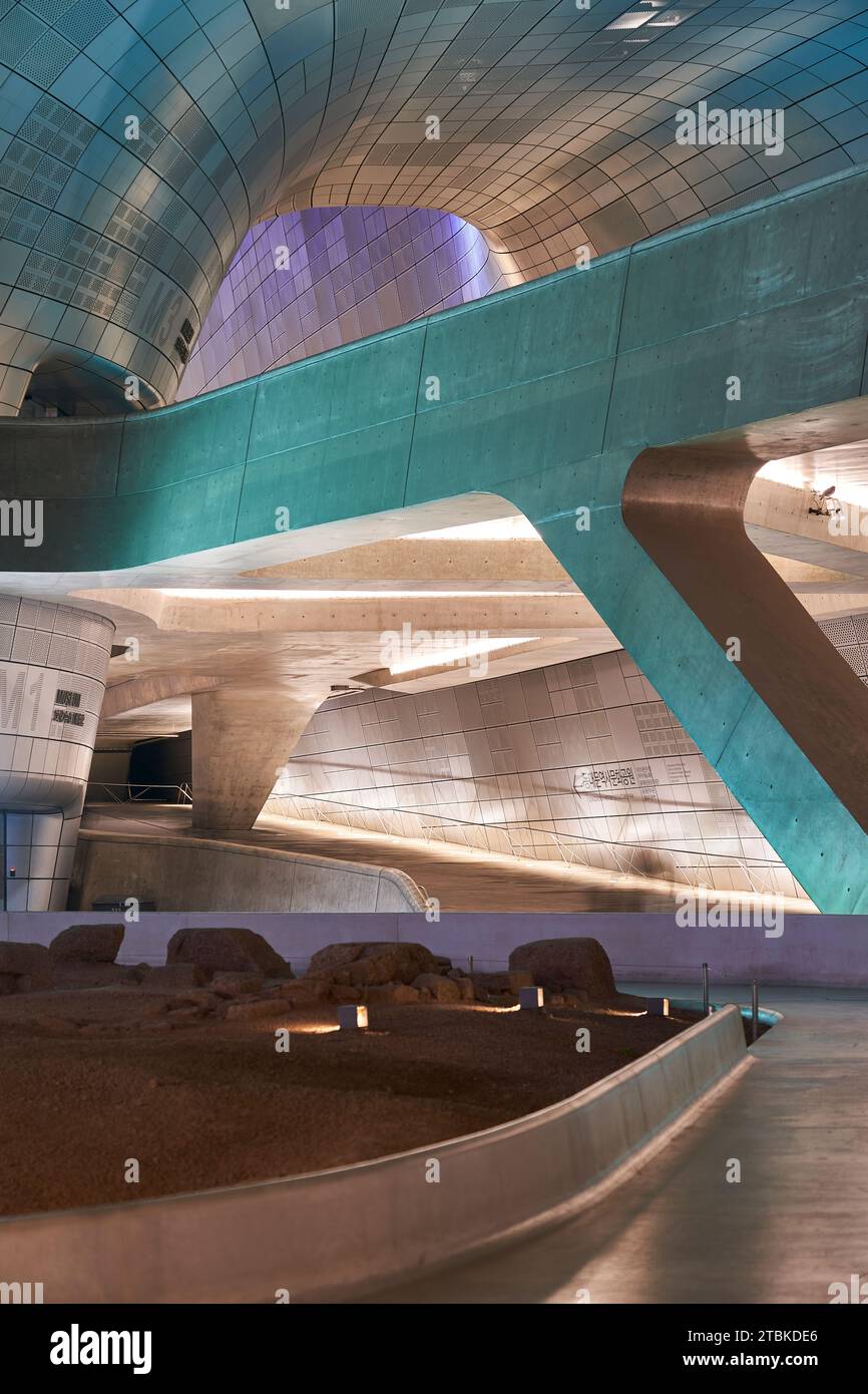 Perla Arhitectural, DDP │ Dongdaemun Design Plaza, vista notturna della facciata di stile moderno, Seoul, Corea del Sud Foto Stock