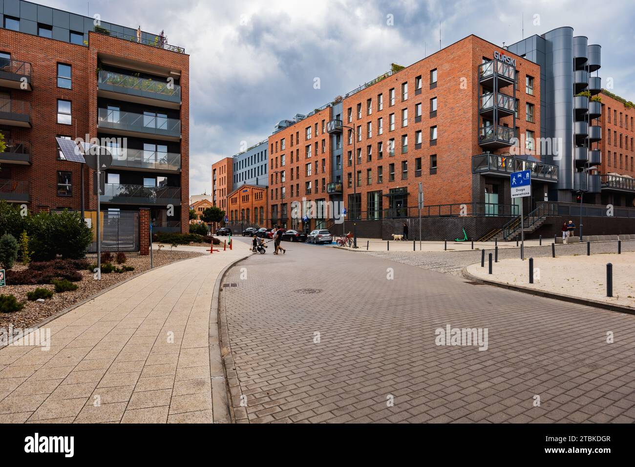 Danzica, Polonia - 23 luglio 2023: Moderno edificio residenziale in mattoni rossi in stile industriale in una nuova tenuta moderna dove si trovava la birreria Foto Stock