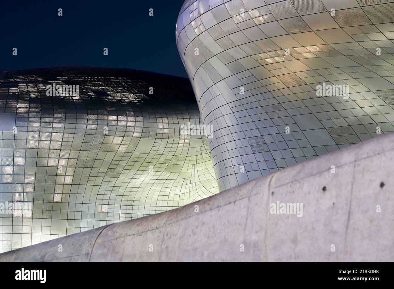 Perla Arhitectural, DDP │ Dongdaemun Design Plaza, vista notturna della facciata di stile moderno, Seoul, Corea del Sud Foto Stock