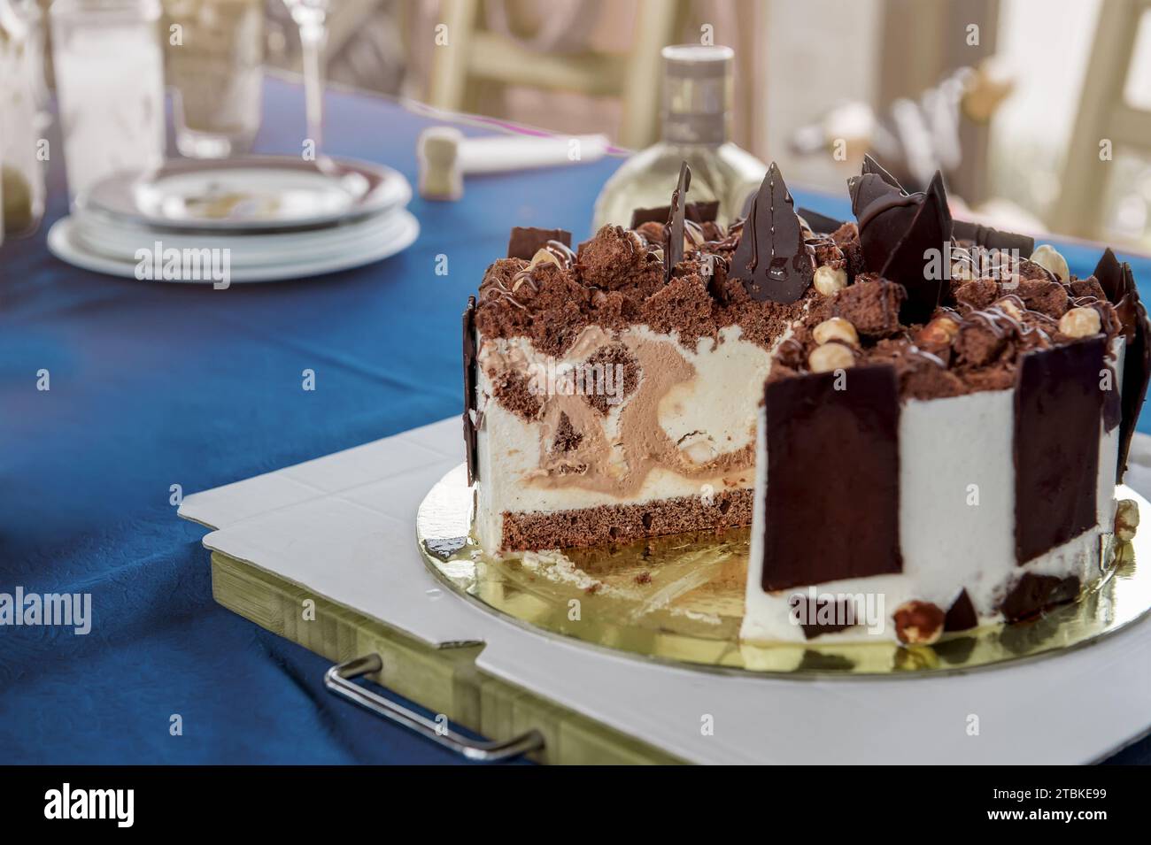 torta al cioccolato multistrato. Un piatto con un pezzo di deliziosa torta al cioccolato su un tavolo di legno. Foto Stock