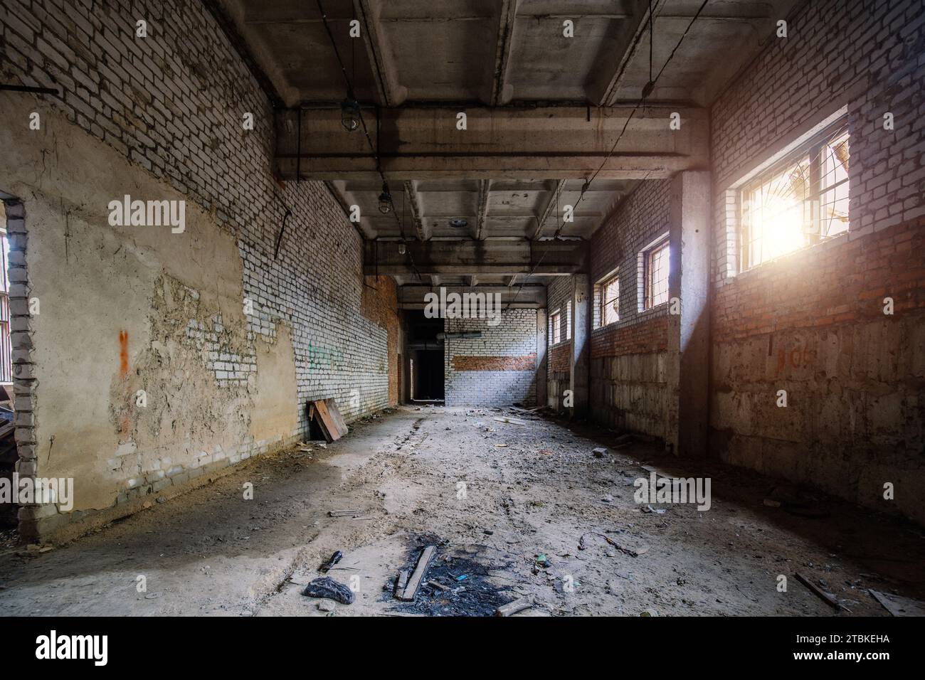 Vecchio vuoto rotto abbandonato edificio industriale interni. Foto Stock