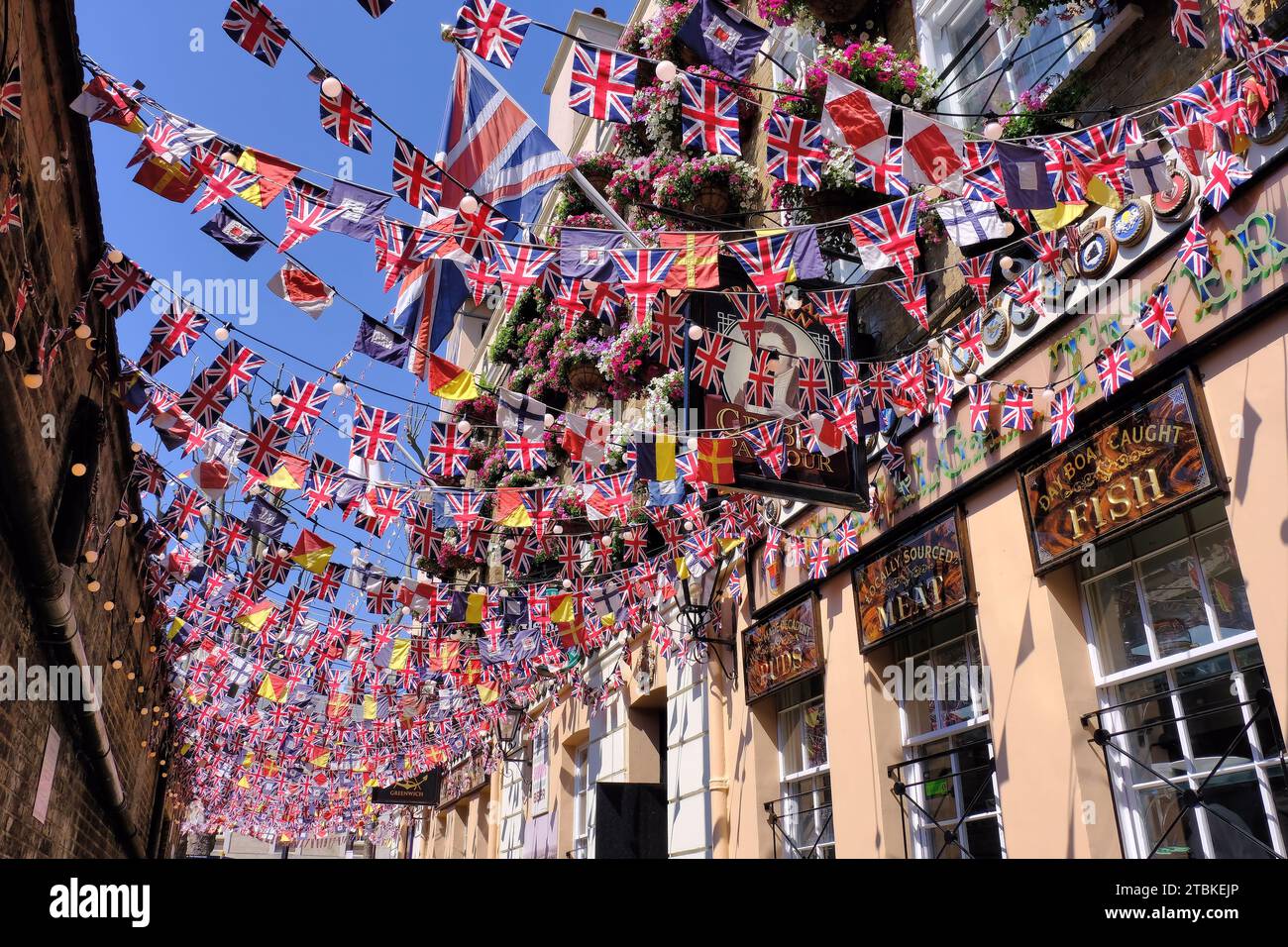 Greenwich: Colourful union Jacks, Flags and bunting for incoronazione di re Carlo a Trafalgar Tavern, Greenwich, Londra, Inghilterra, Regno Unito Foto Stock