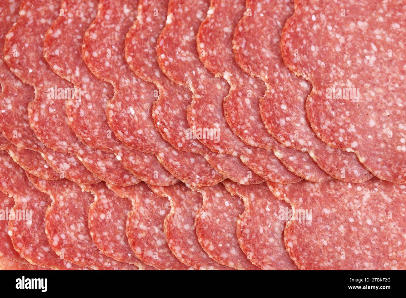 Consistenza salame a fette come immagine orizzontale di sfondo. Foto Stock