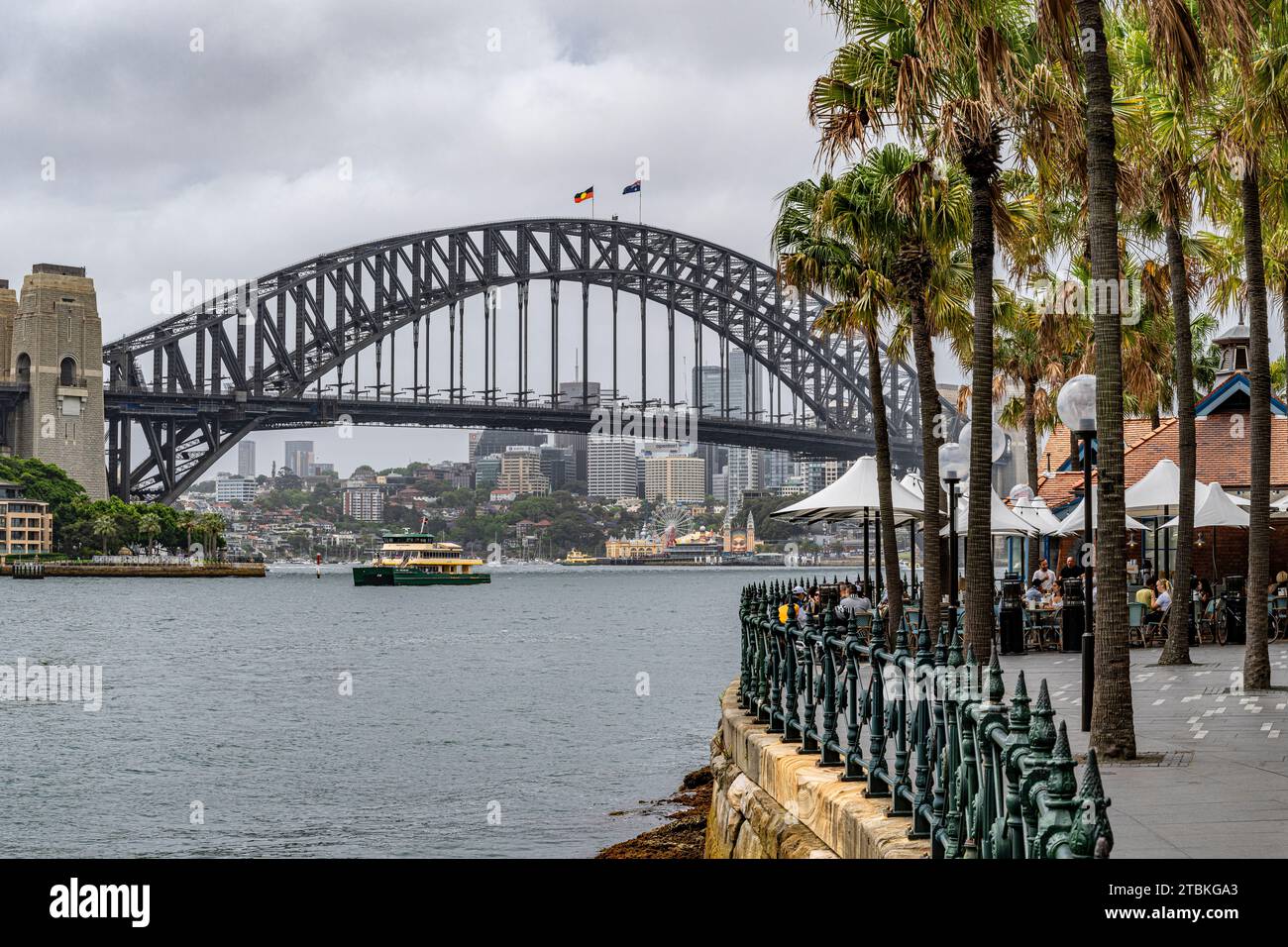 Sydney Harbor Bridge da accanto al porto di Sydney Foto Stock