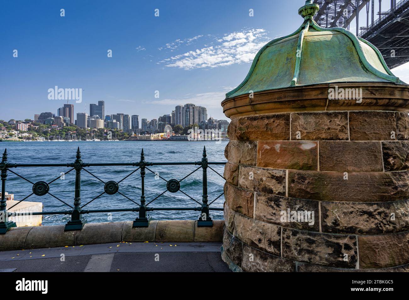 Sydney Harbor Bridge da accanto al porto di Sydney Foto Stock