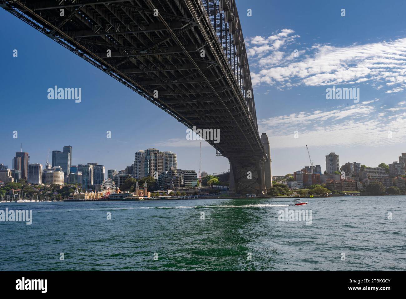 Sydney Harbor Bridge da accanto al porto di Sydney Foto Stock