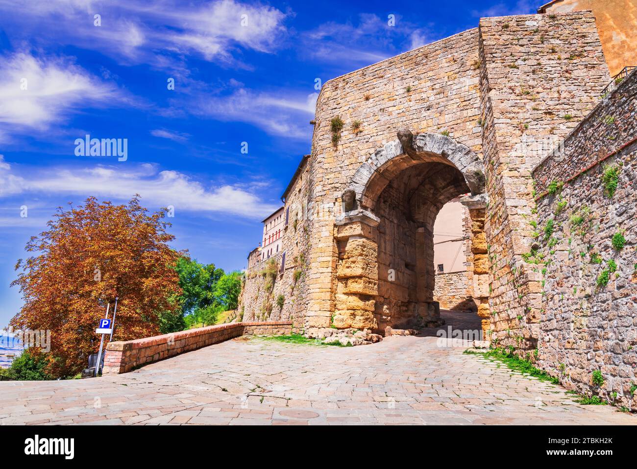 Volterra, Italia. Porta all'Arco, antica porta etrusca della città, paesaggio storico della Toscana. Foto Stock