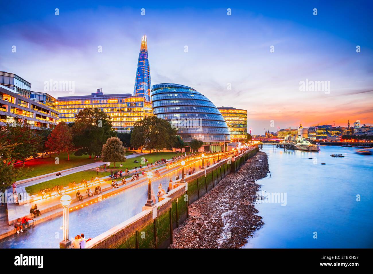 Londra, Regno Unito. Vista dello skyline di New London, City Hall e Shard, ora dorata del tramonto. La vista include il fiume Tamigi, grattacieli, edifici per uffici A. Foto Stock