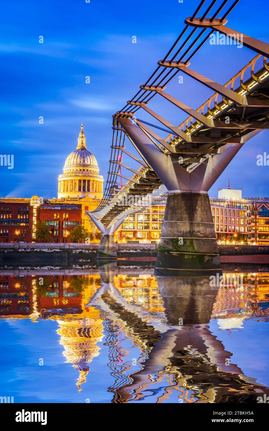 Londra, Regno Unito. Cupola della cattedrale anglicana di St Paul e Millennium Bridge, riflesso d'acqua del Tamigi al crepuscolo. Foto Stock