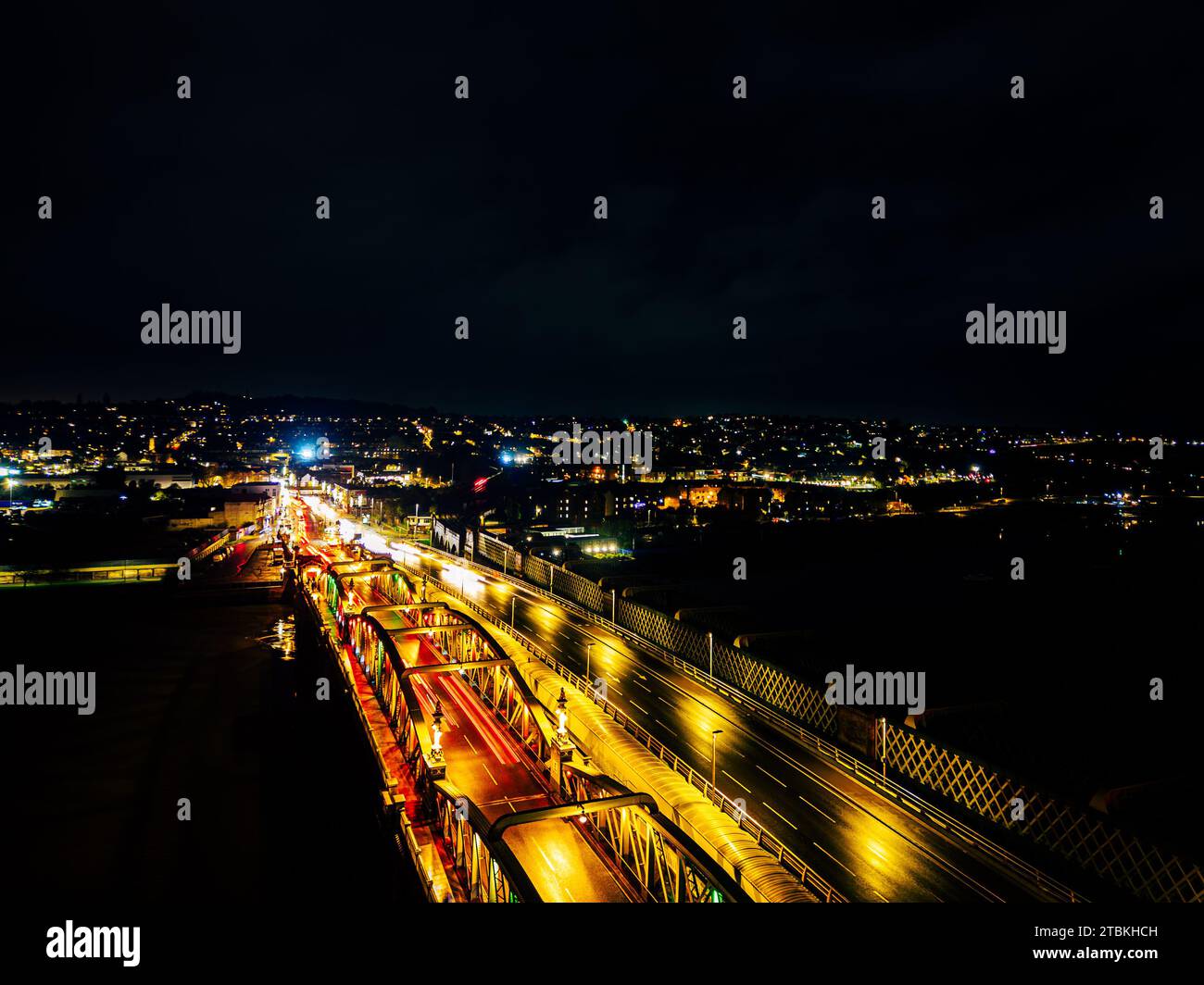 Ponte illuminato di notte. La fotografia aerea è stata scattata da un drone. Foto Stock