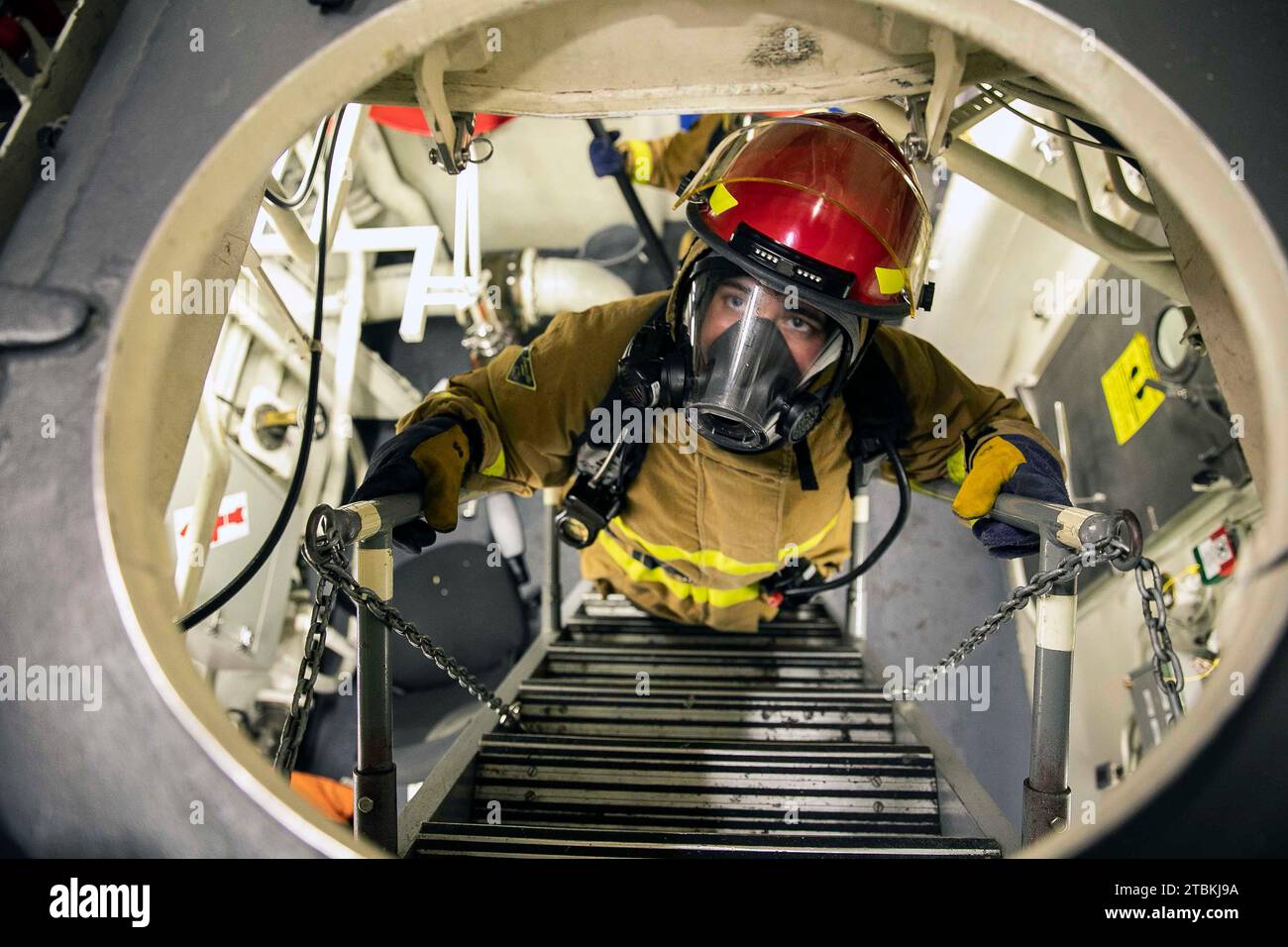 Mare delle Filippine. 2 dicembre 2023. Alexander Trujillo, di seconda classe di Boatswain, di Strathmore, California, trasmette un messaggio al leader sul posto durante un'esercitazione generale a bordo del cacciatorpediniere missilistico guidato della classe Arleigh Burke USS Sterett (DDG 104). Sterett, assegnato al Carrier Strike Group ONE, viene schierato nell'area operativa della 7th Fleet a sostegno dell'Indo-Pacific libera e aperta. (Immagine di credito: © Charles Scudella/U.S. Navy/ZUMA Press Wire) SOLO PER USO EDITORIALE! Non per USO commerciale! Foto Stock