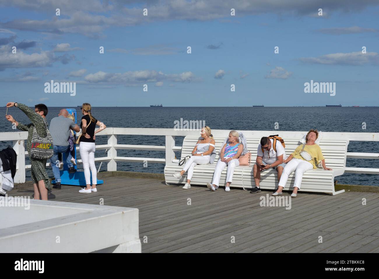 Turisti fuori stagione a settembre sul molo Sopot a Sopot, Pomerania, Polonia, Europa, UE Foto Stock