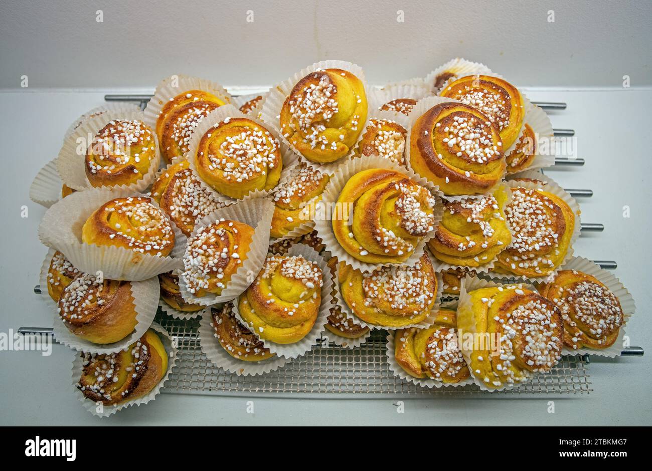 Le focaccine di zafferano da forno natalizie si stanno raffreddando Foto Stock