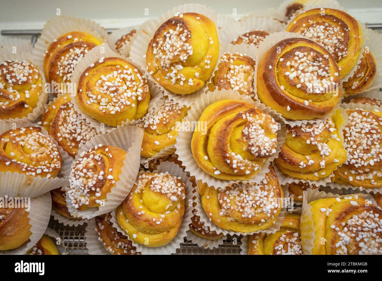 Le focaccine di zafferano da forno natalizie si stanno raffreddando Foto Stock