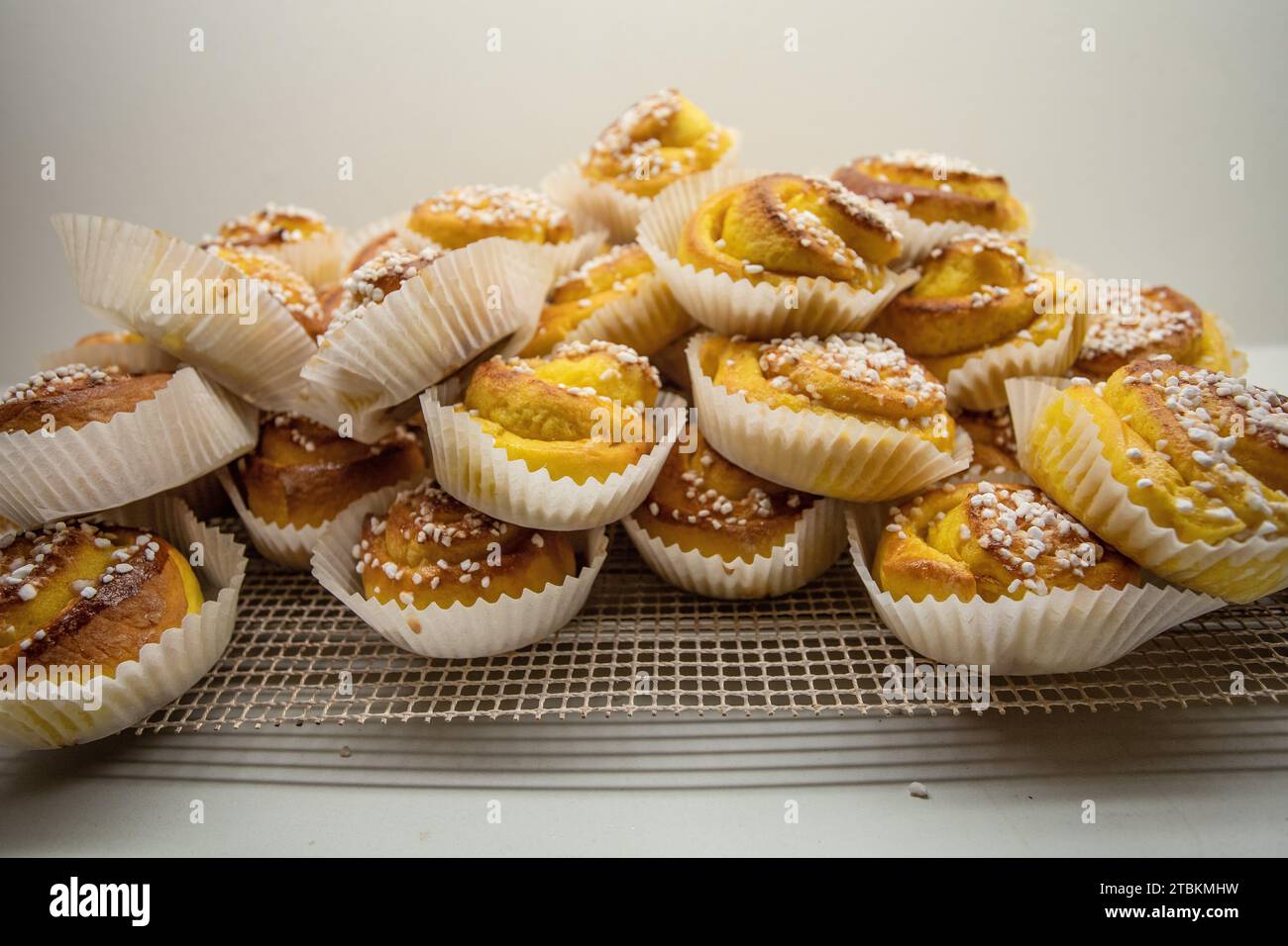 Le focaccine di zafferano da forno natalizie si stanno raffreddando Foto Stock