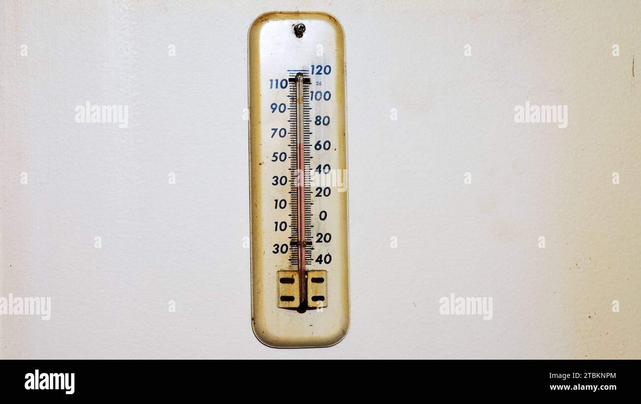 Un vecchio termometro su sfondo bianco Foto Stock