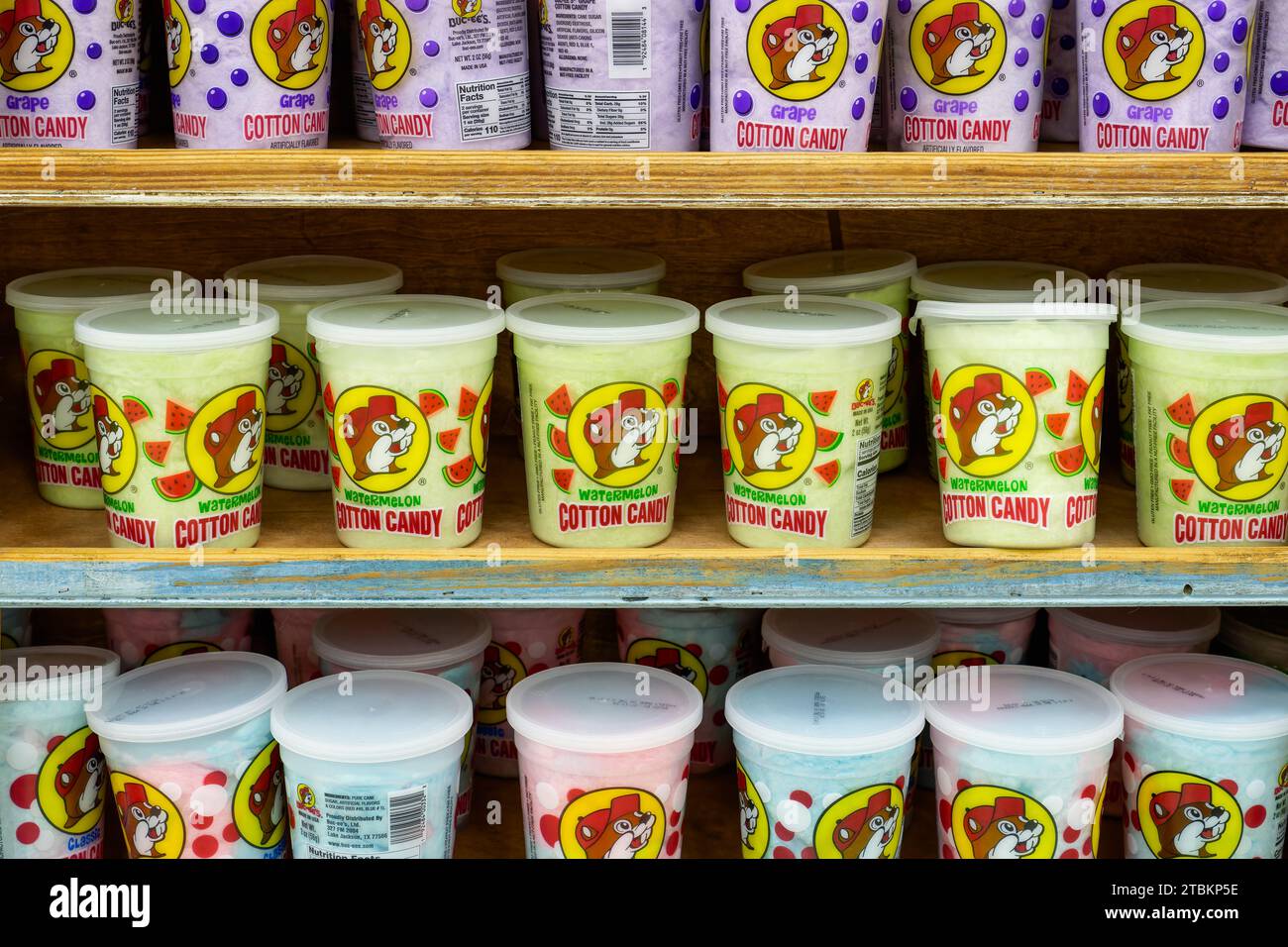 Terrell, Texas - 16 ottobre 2023: Molti contenitori del marchio di Buc-ee Cotton Candy in vari gusti sullo scaffale all'interno del loro minimarket. Foto Stock