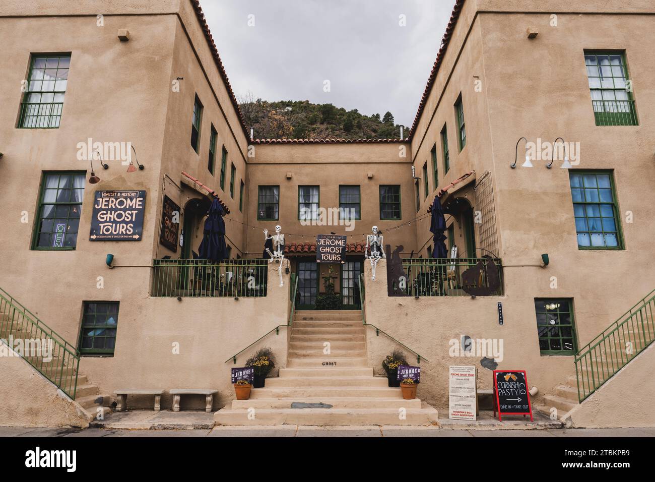 Jerome, Arizona - 16 novembre 2023: La compagnia turistica Jerome Ghost Tours offre una varietà di tour della città, tra cui un tour del selvaggio West e una passeggiata nella storia. Foto Stock