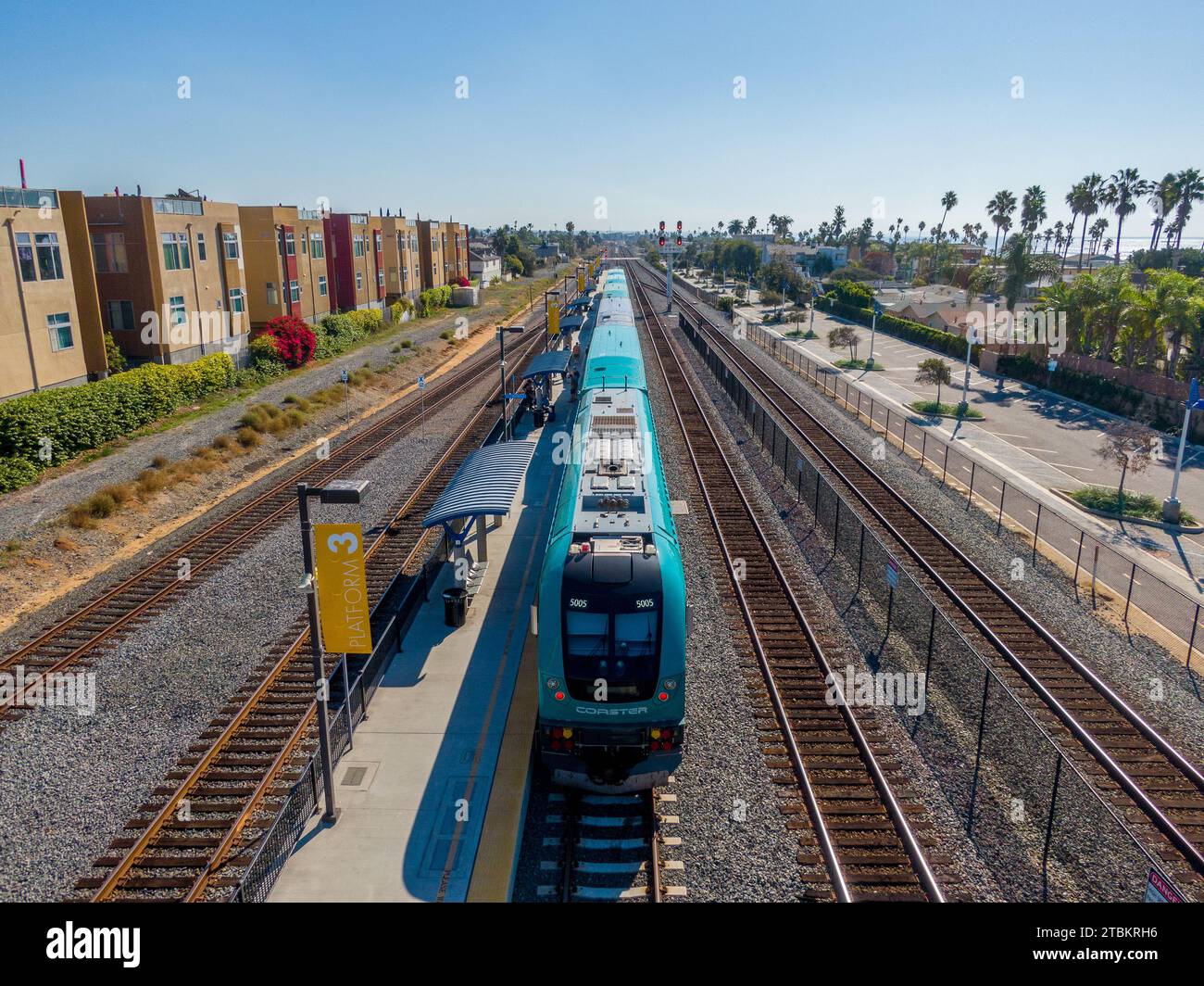 Foto con droni dei treni passeggeri a Oceanside e del Mar in California Foto Stock