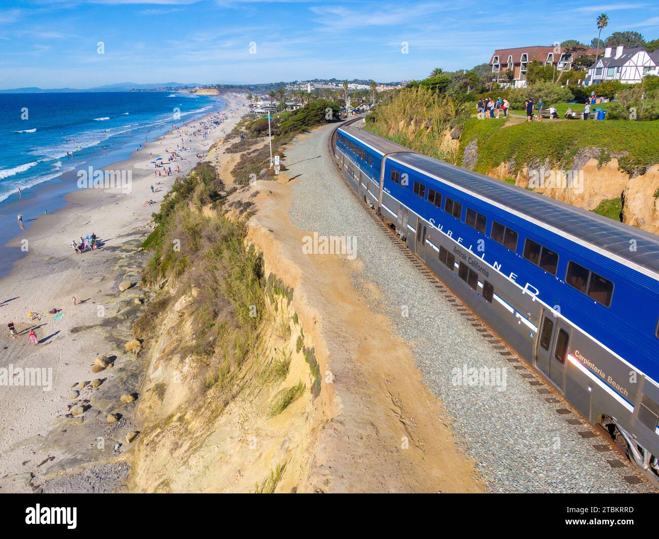 Foto con droni dei treni passeggeri a Oceanside e del Mar in California Foto Stock